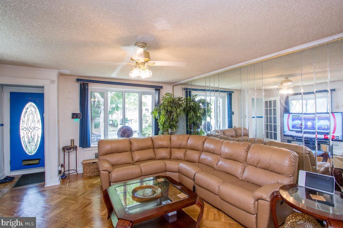 7525 Walnut Ln, Philadelphia PA 19144-2005 exterior