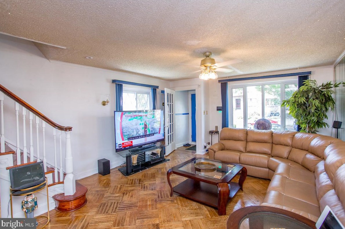 7525 Walnut Ln, Philadelphia PA 19144-2005 exterior