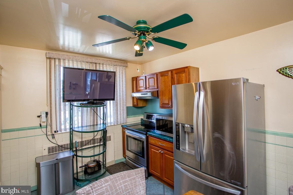 7525 Walnut Ln, Philadelphia PA 19144-2005 exterior