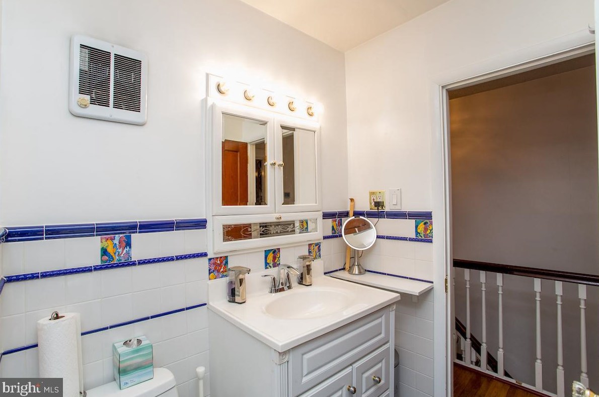 7525 Walnut Ln, Philadelphia PA 19144-2005 exterior