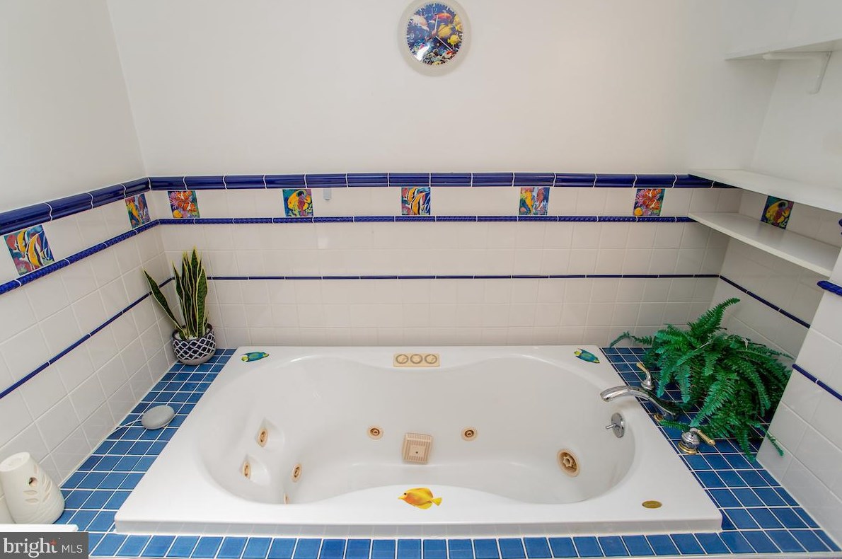 7525 Walnut Ln, Philadelphia PA 19144-2005 exterior