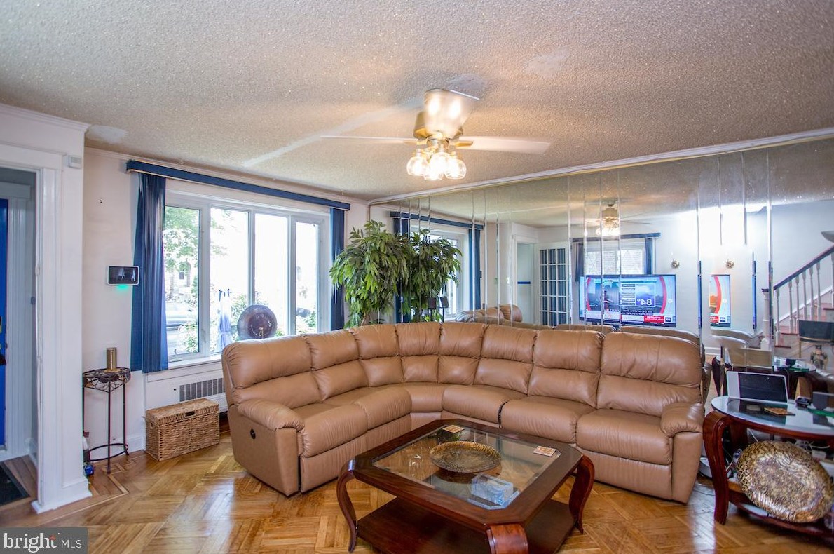 7525 Walnut Ln, Philadelphia PA 19144-2005 exterior