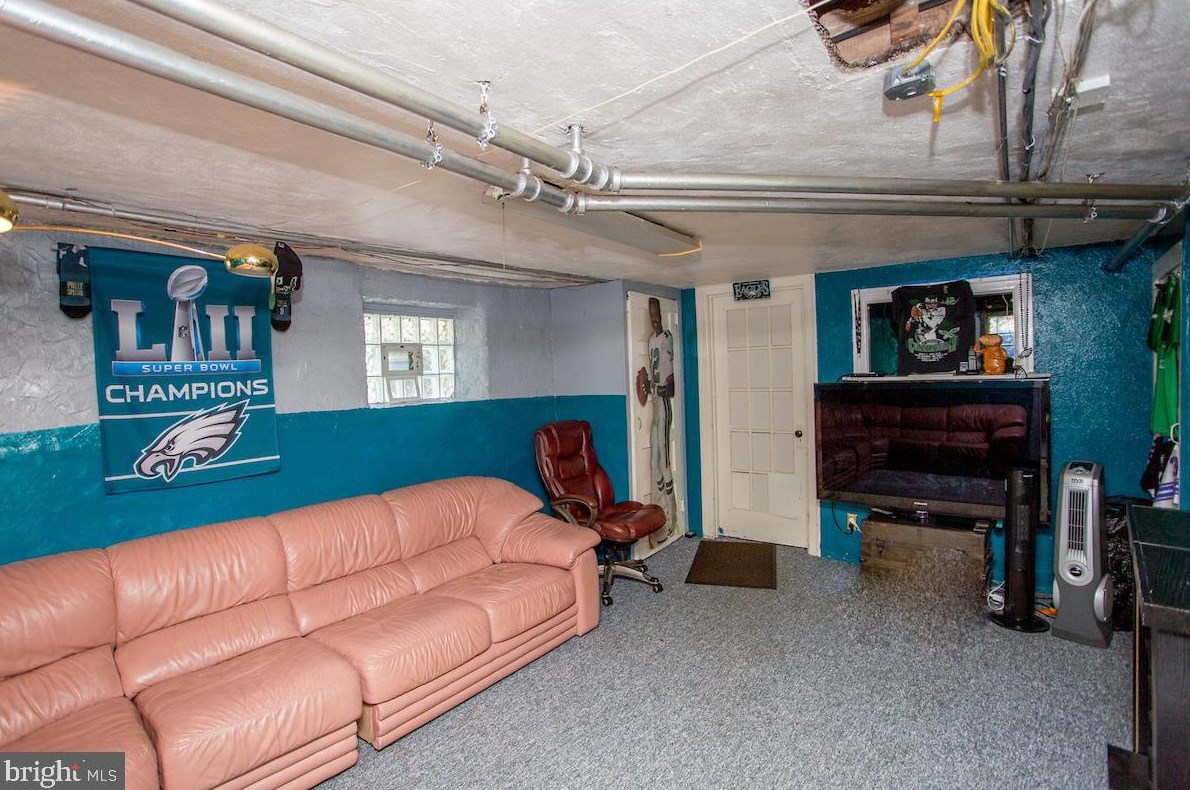 7525 Walnut Ln, Philadelphia PA 19144-2005 exterior