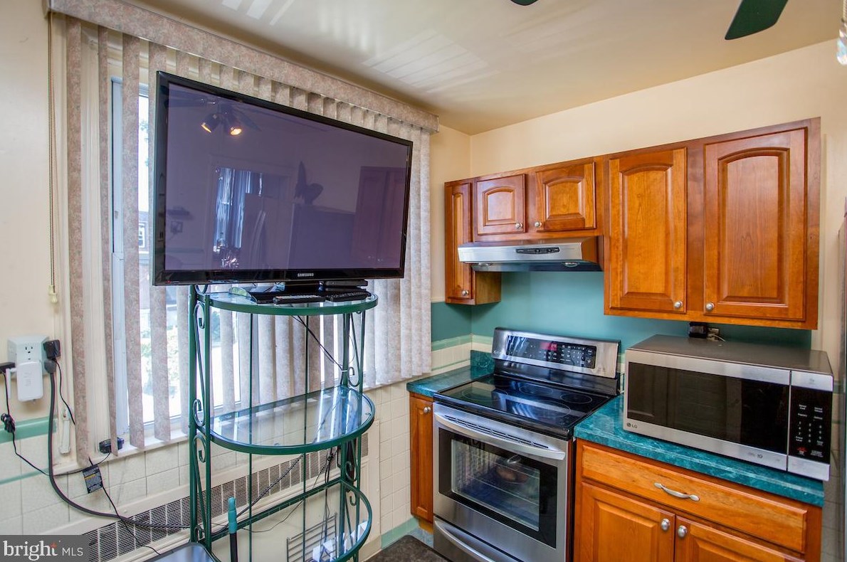 7525 Walnut Ln, Philadelphia PA 19144-2005 exterior