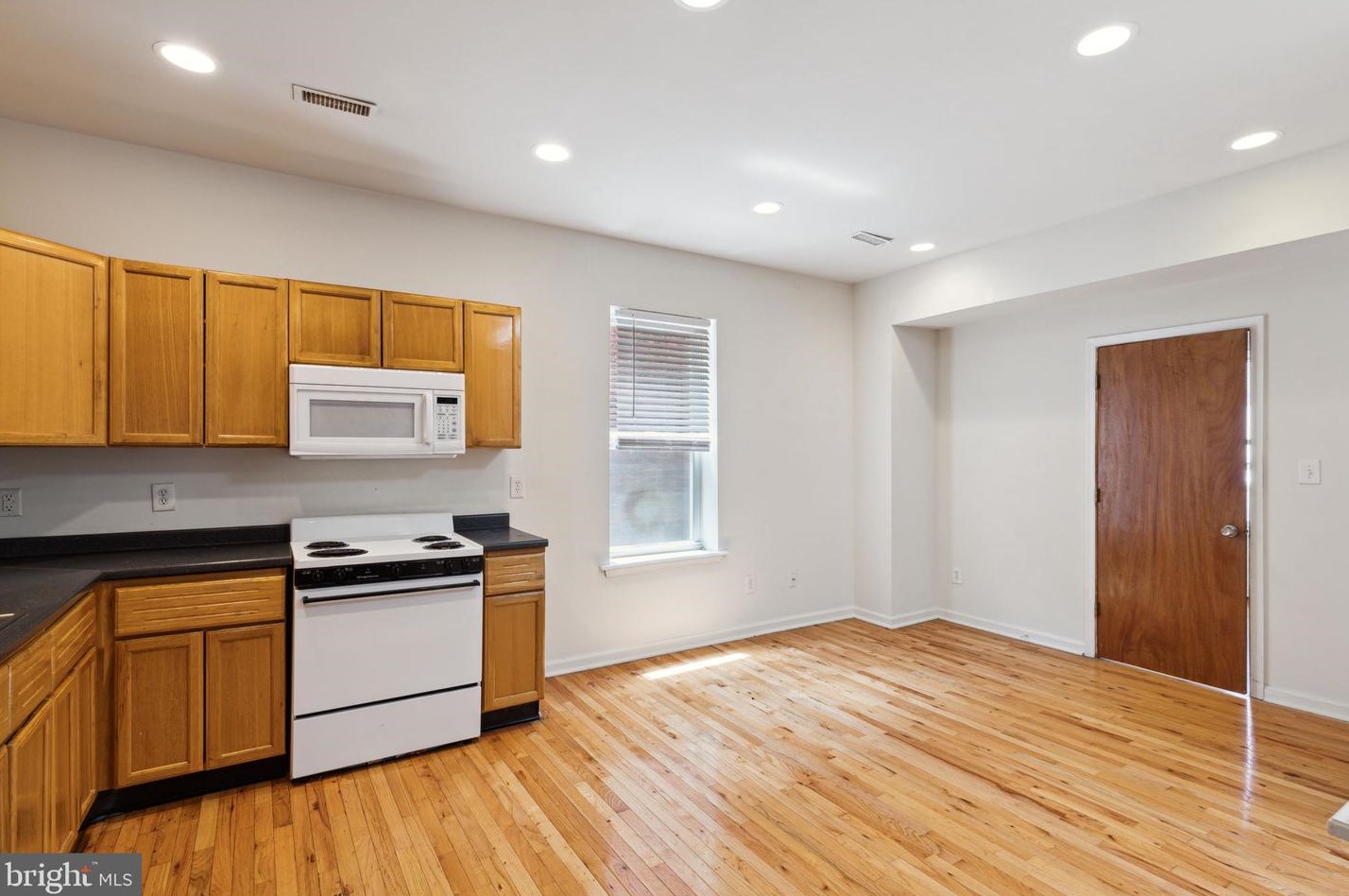 215 Buckingham Pl, Philadelphia PA 19104-2920 exterior