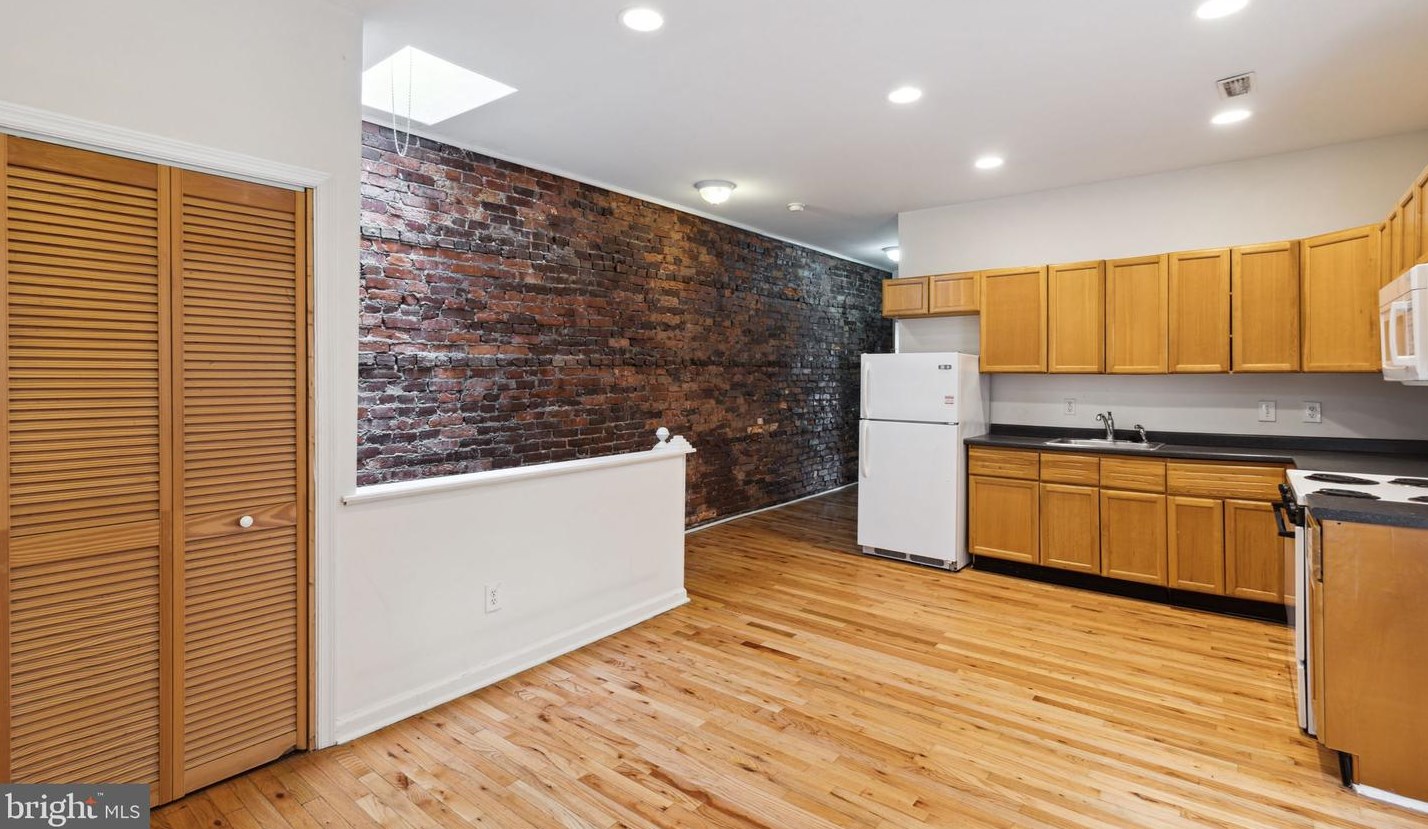 215 Buckingham Pl, Philadelphia PA 19104-2920 exterior