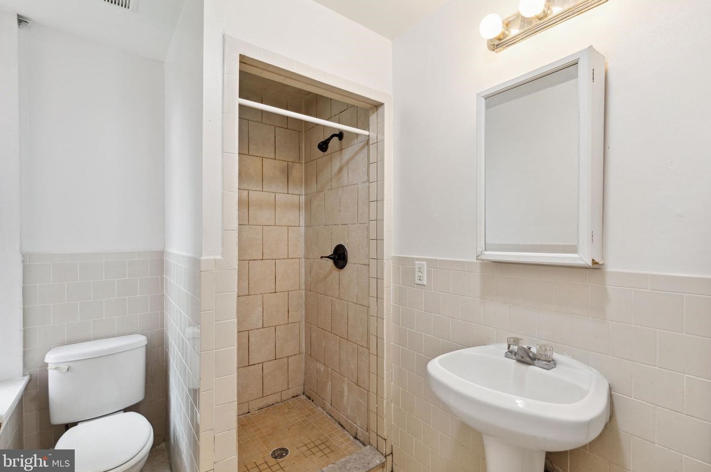 215 Buckingham Pl, Philadelphia PA 19104-2920 exterior