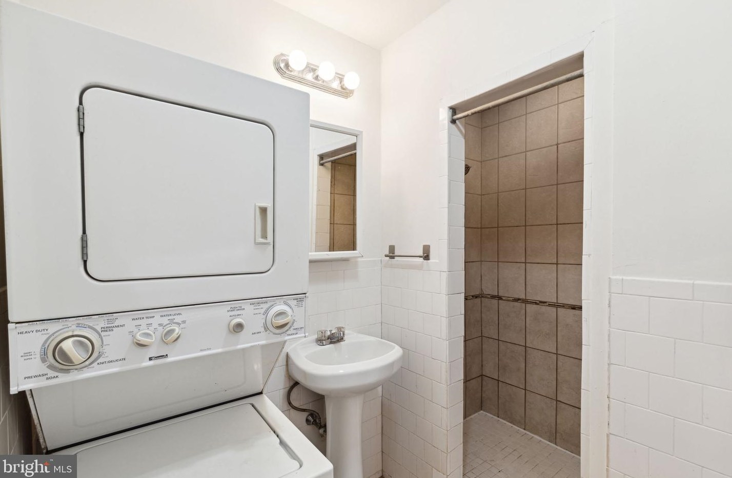 215 Buckingham Pl, Philadelphia PA 19104-2920 exterior