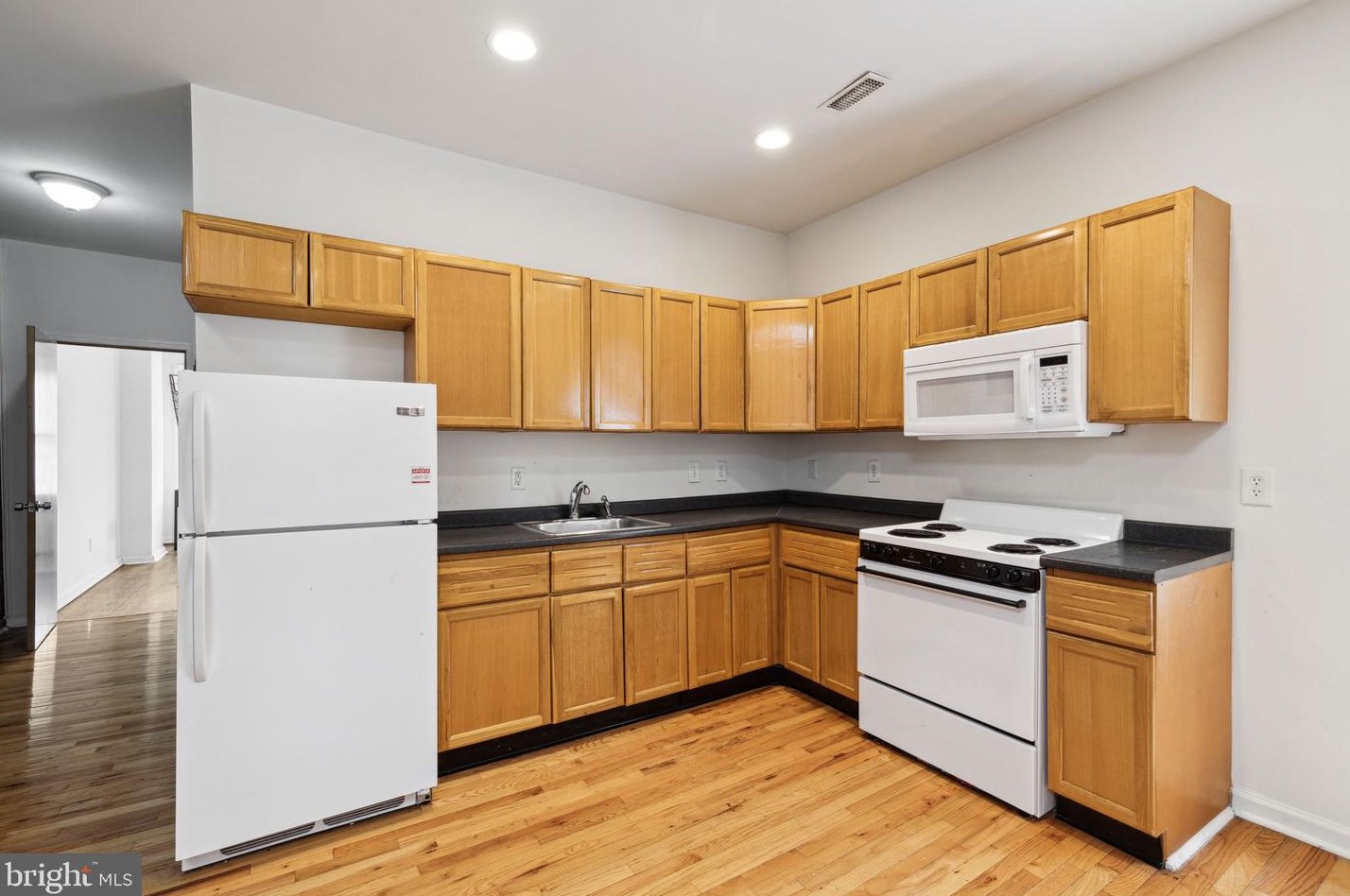 215 Buckingham Pl, Philadelphia PA 19104-2920 exterior