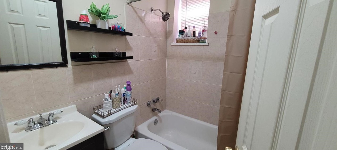 2551 Warnock St, Philadelphia PA  19133-1639 exterior