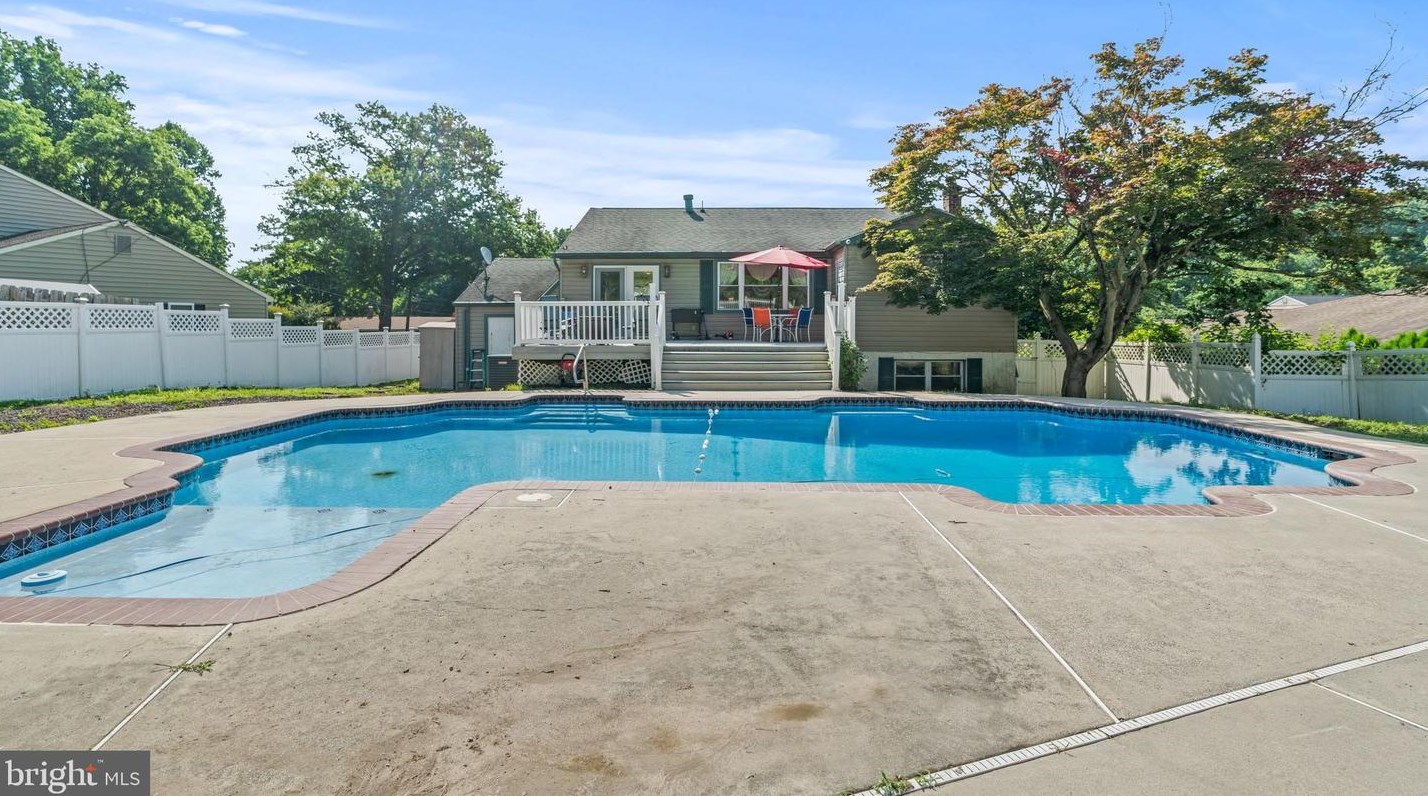 9016 Cargill Ln, Philadelphia PA 19115-4004 exterior