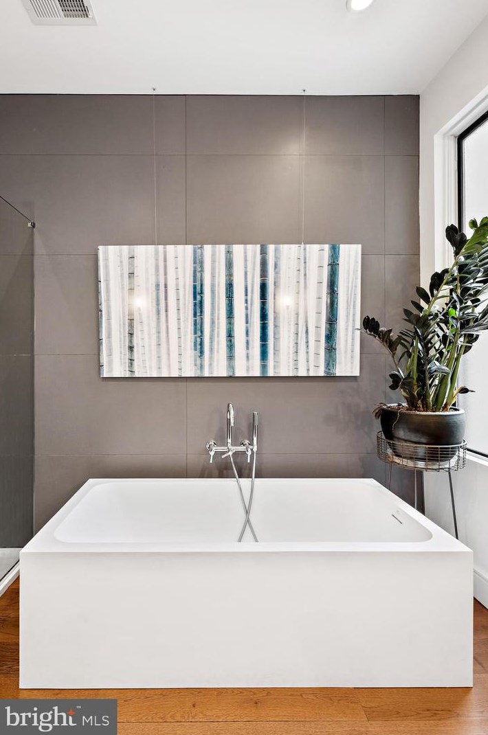 1714 Melon St, Philadelphia PA 19130-3303 exterior