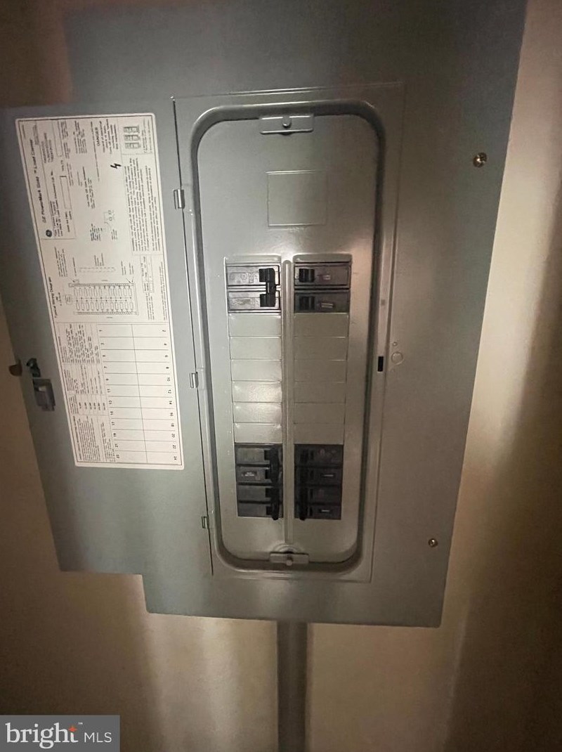 443 Walnut Ln, Philadelphia PA  19144-1054 exterior