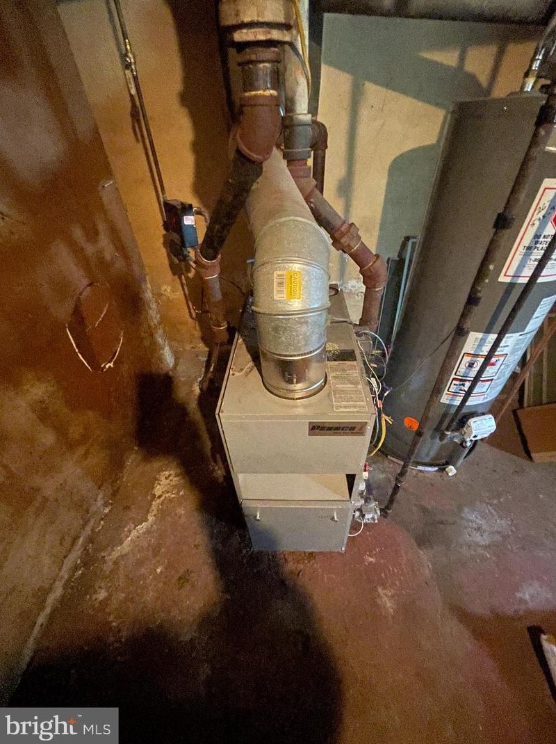 443 Walnut Ln, Philadelphia PA  19144-1054 exterior