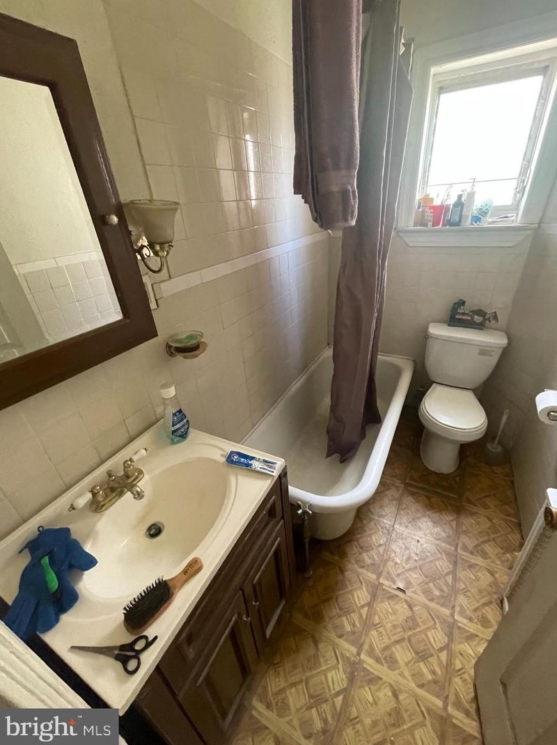 443 Walnut Ln, Philadelphia PA  19144-1054 exterior