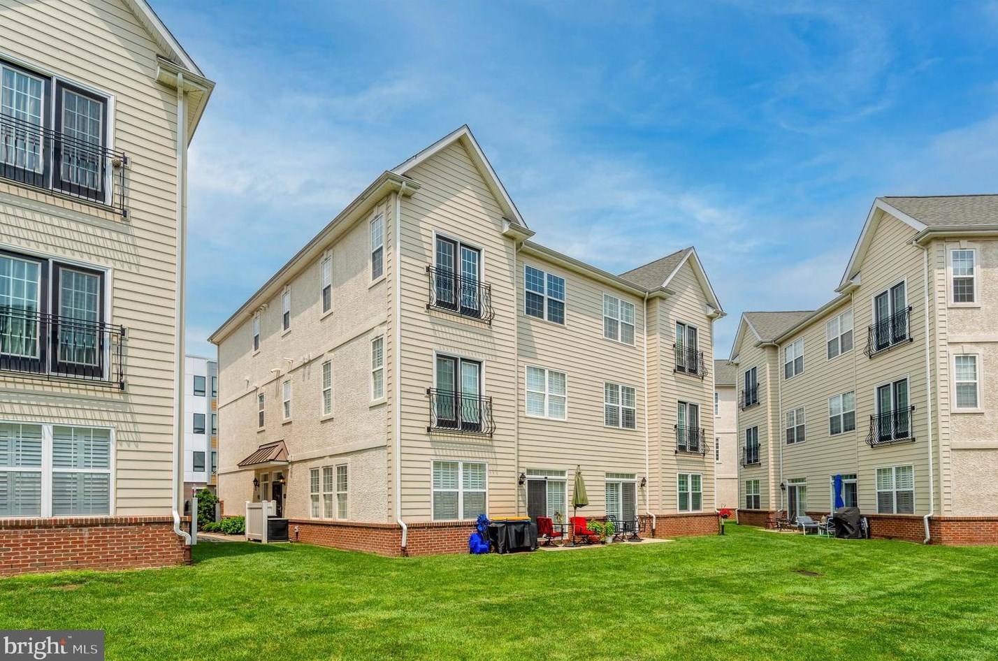 3207 Capri Dr, Philadelphia PA 19145-5766 exterior