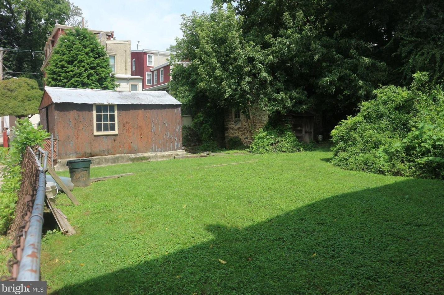 267 Grn Ln, Philadelphia PA 19128-2632 exterior