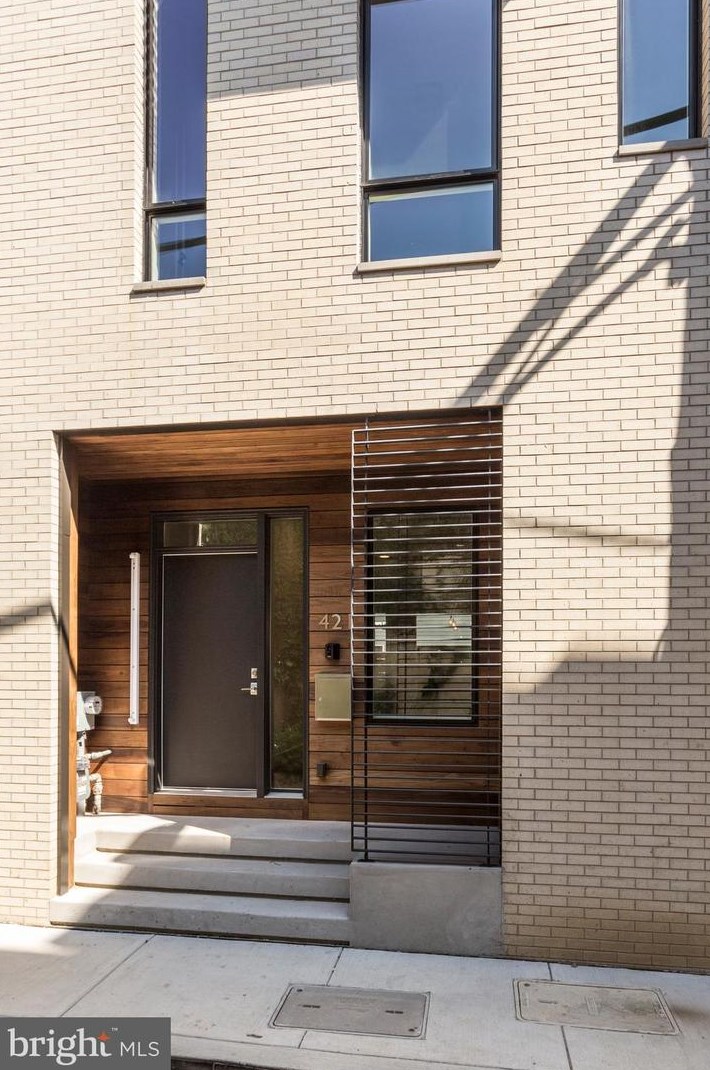 421 Wallace St, Philadelphia PA  19123-0028 exterior