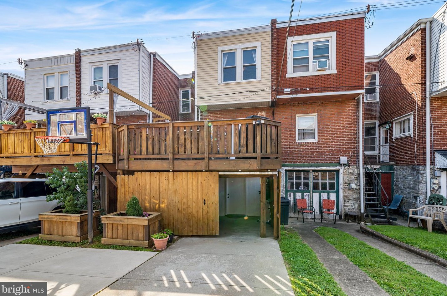 654 Wendover St, Philadelphia PA 19128-1719 exterior