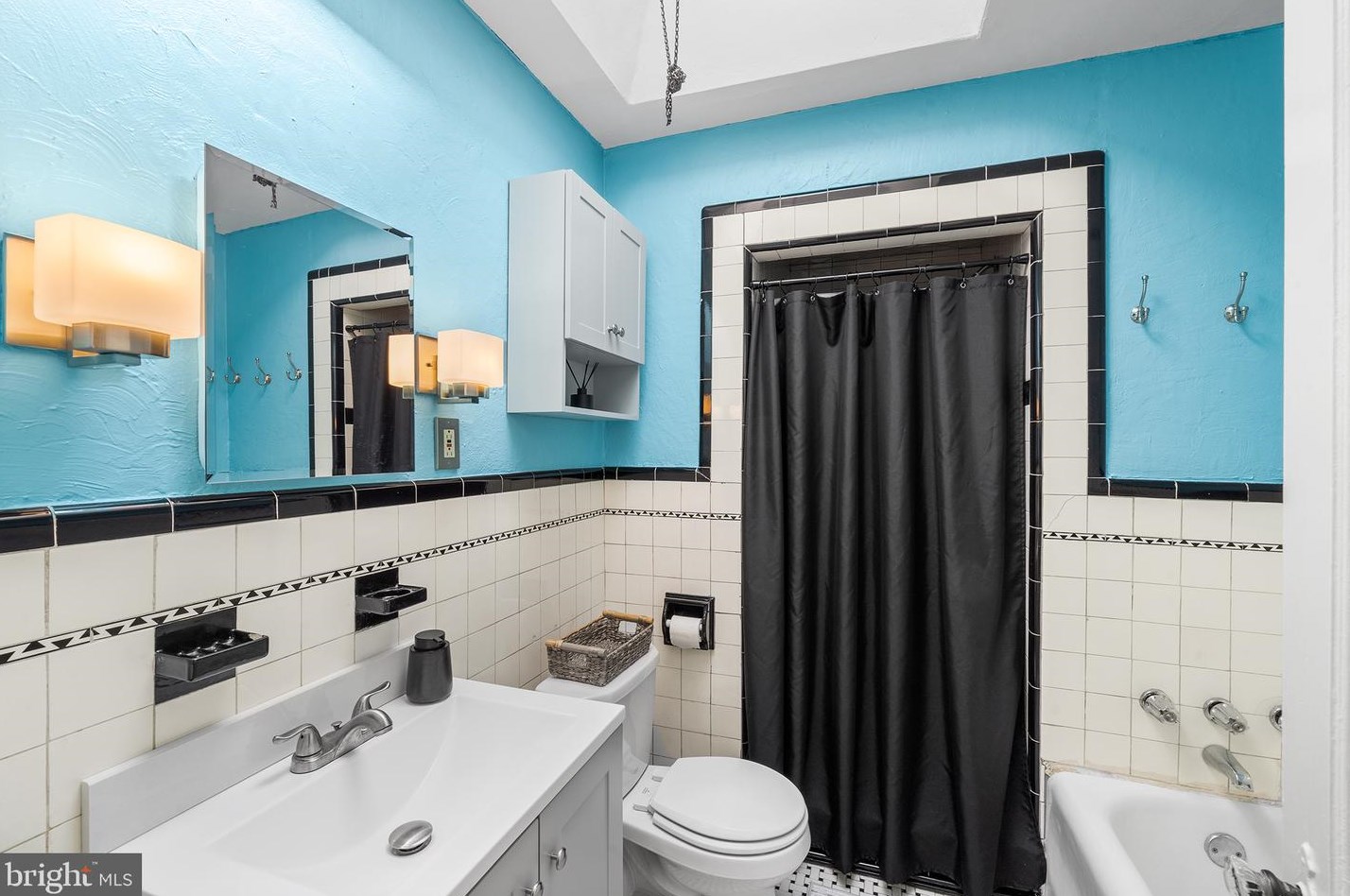 654 Wendover St, Philadelphia PA 19128-1719 exterior