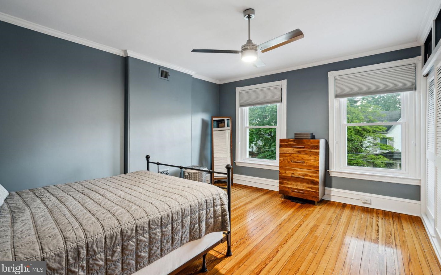 25 Gravers Ln, Philadelphia PA 19118-0041 exterior