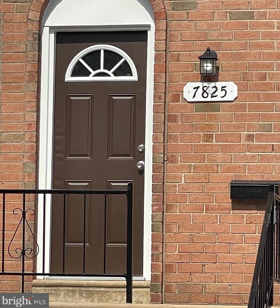 7825 Chelwynde Ave, Philadelphia PA 19153-1702 exterior