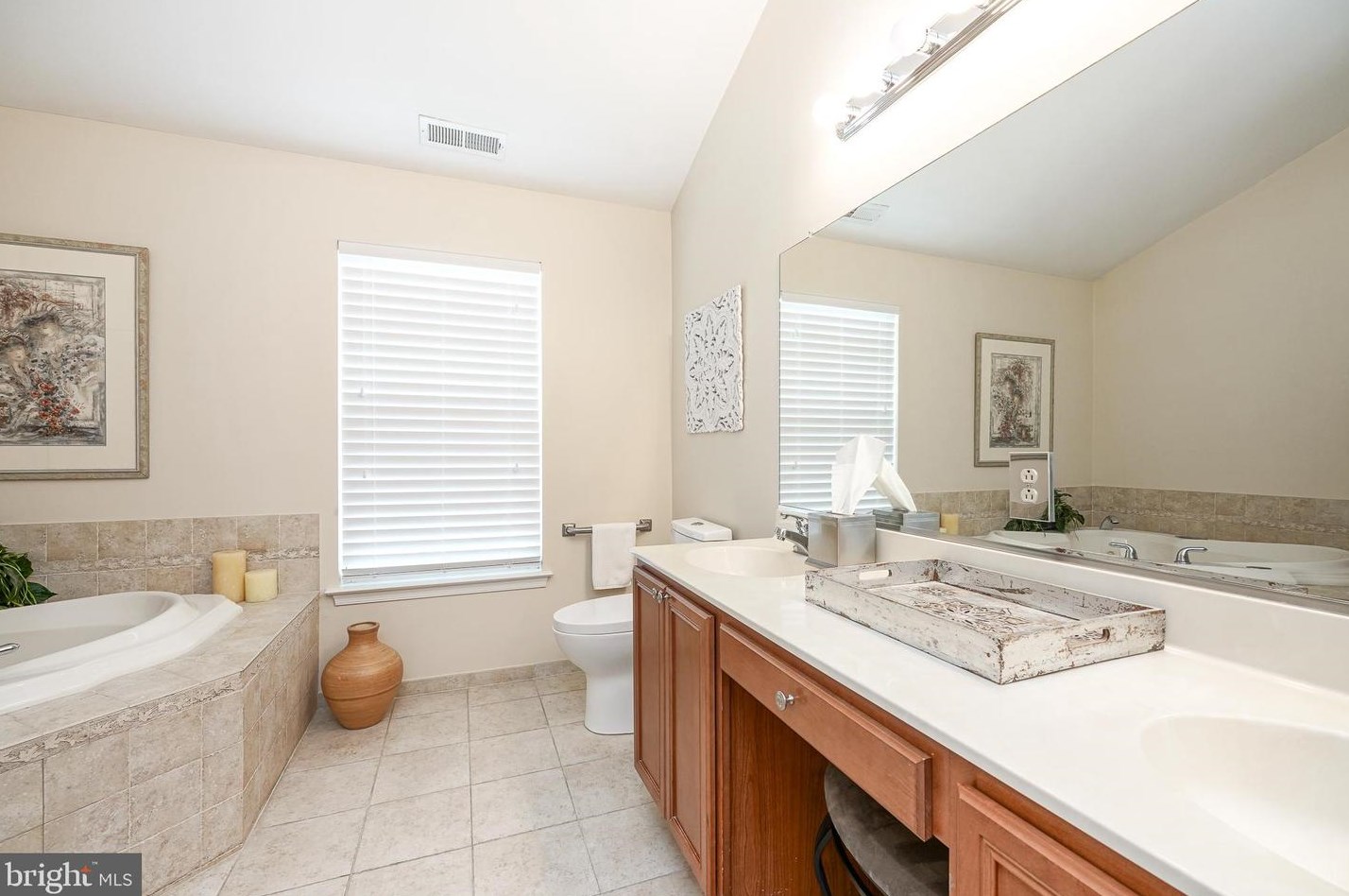 3513 Tuscany Dr, Philadelphia PA 19145-5742 exterior