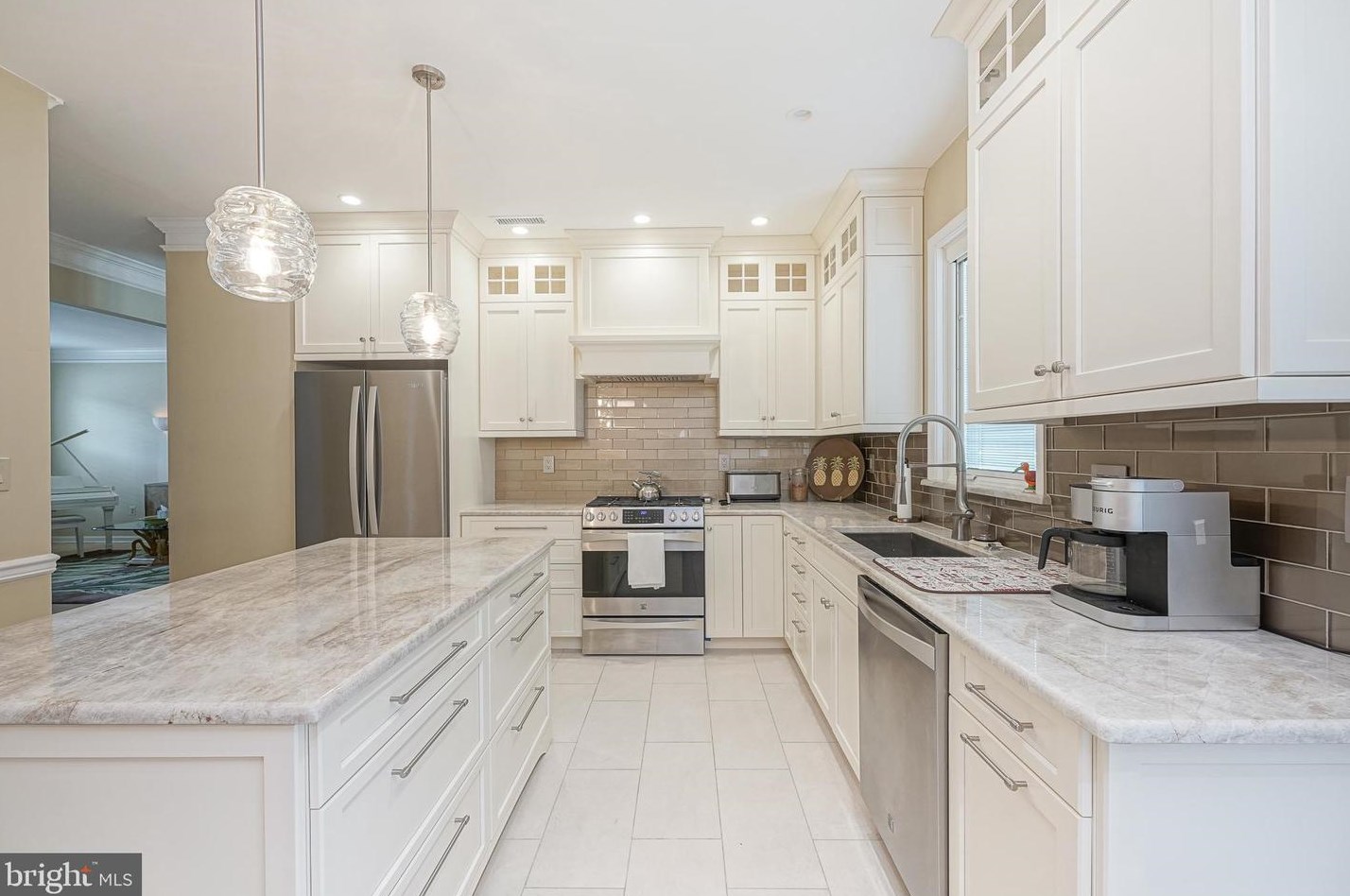 3513 Tuscany Dr, Philadelphia PA 19145-5742 exterior