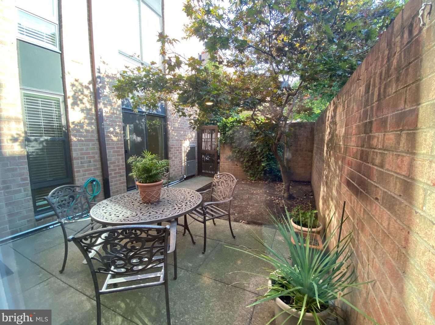 130 Spruce St, Philadelphia PA  19106-4319 exterior