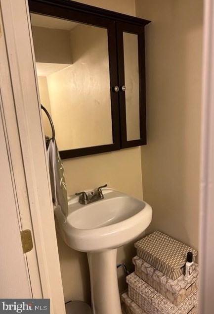 8026 Chelwynde Ave, Philadelphia PA 19153-1108 exterior