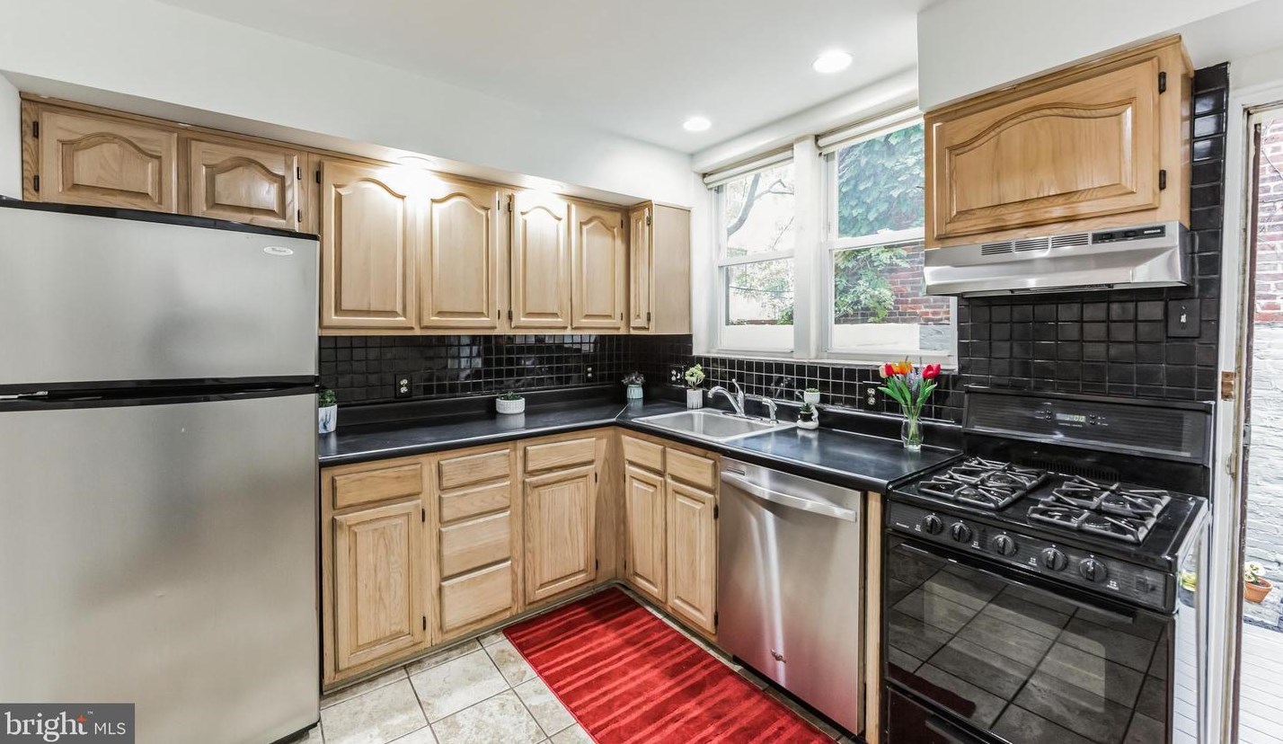 246 Warnock St, Philadelphia PA  19107-6750 exterior
