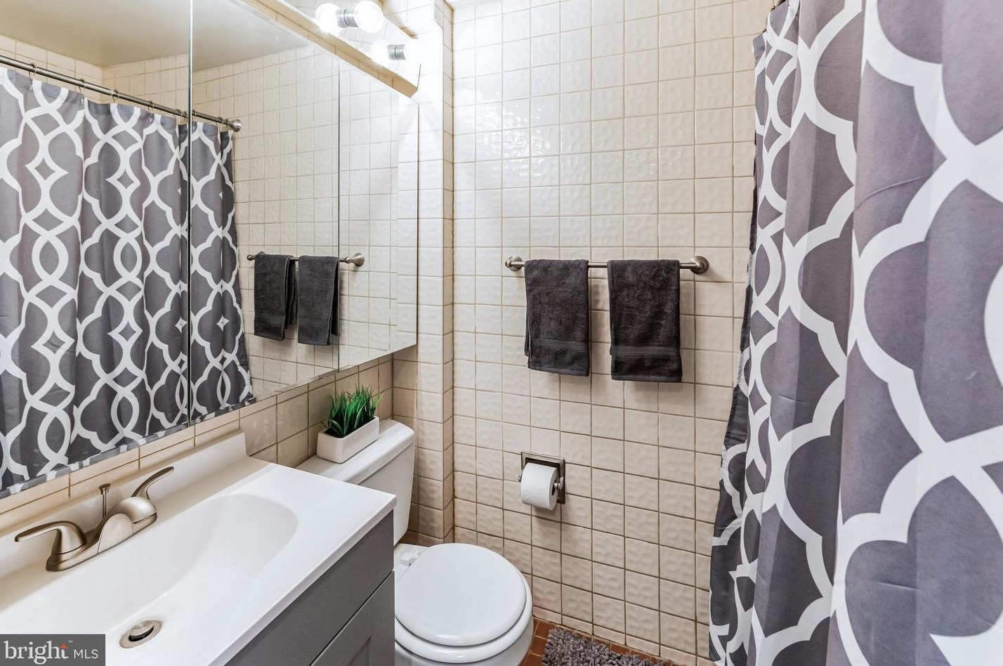 246 Warnock St, Philadelphia PA  19107-6750 exterior