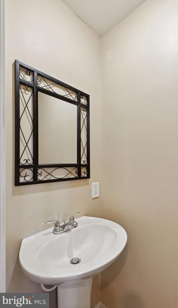 7806 Ridge Ave, Philadelphia PA  19128-3027 exterior