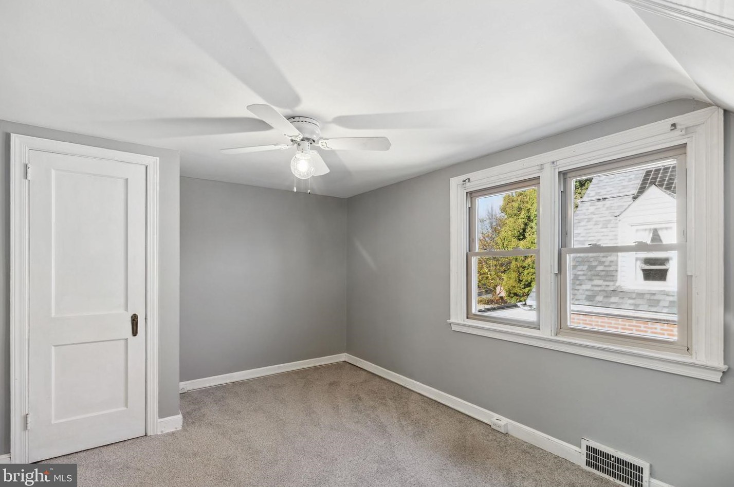7806 Ridge Ave, Philadelphia PA  19128-3027 exterior