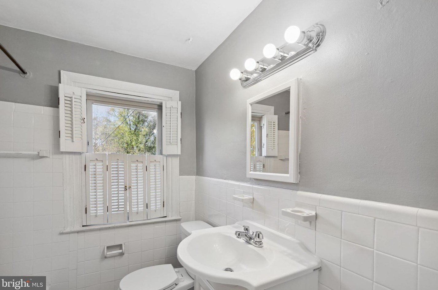 7806 Ridge Ave, Philadelphia PA  19128-3027 exterior