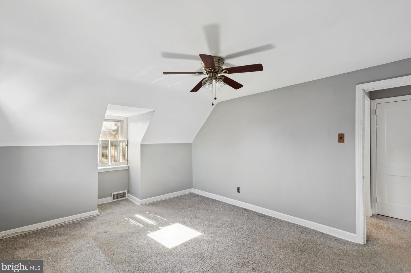 7806 Ridge Ave, Philadelphia PA  19128-3027 exterior
