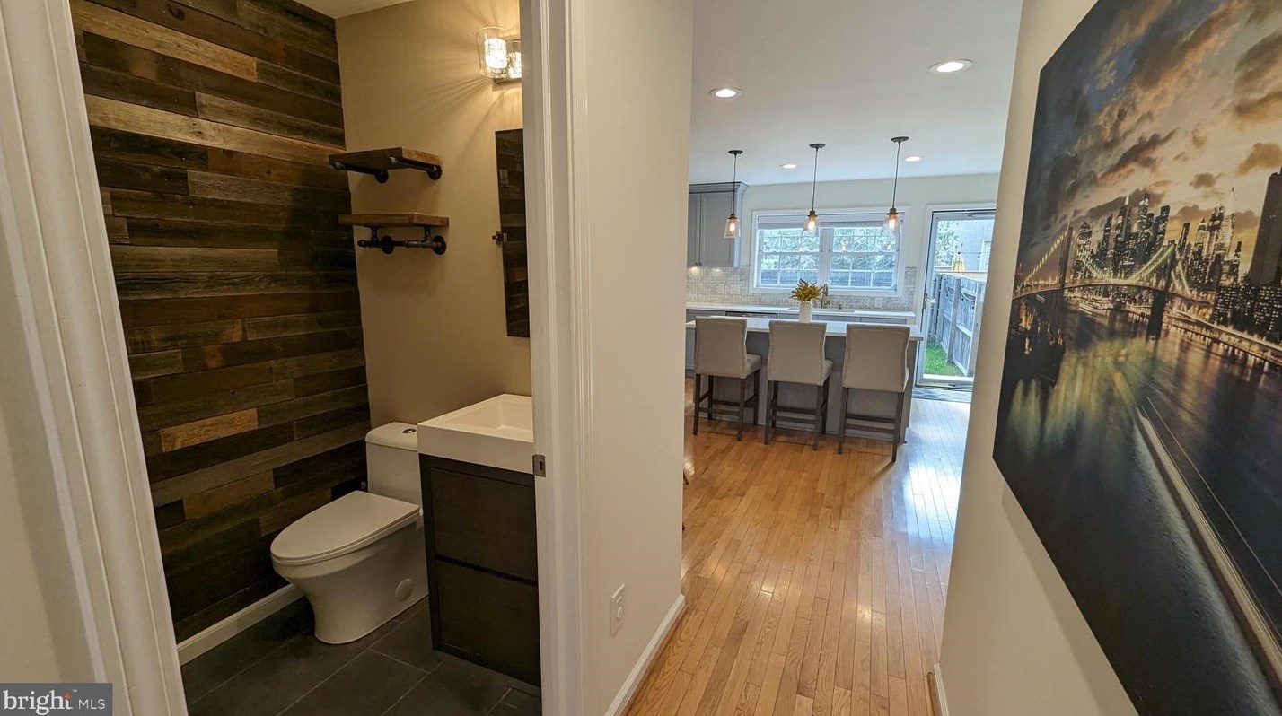 404 Brown St, Philadelphia PA  19123-2106 exterior