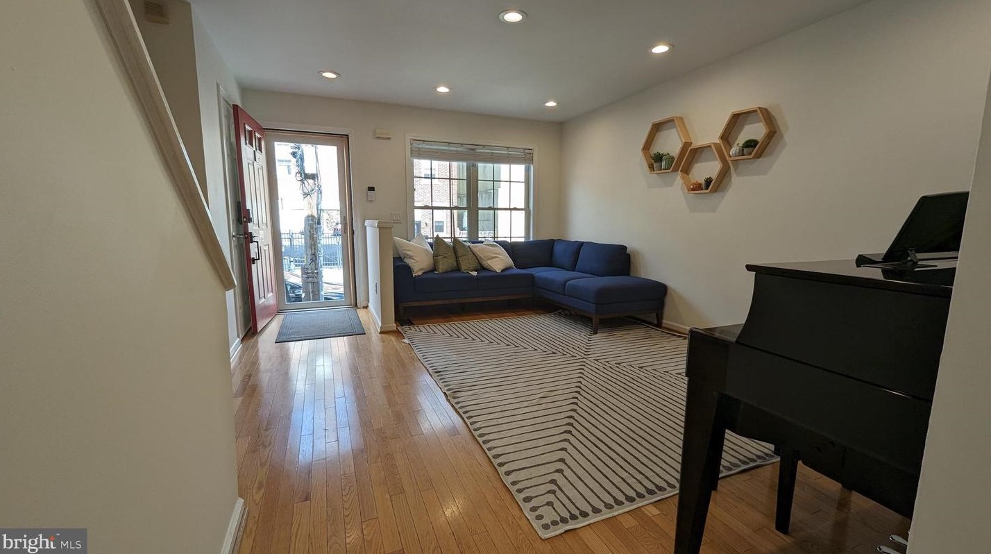 404 Brown St, Philadelphia PA  19123-2106 exterior