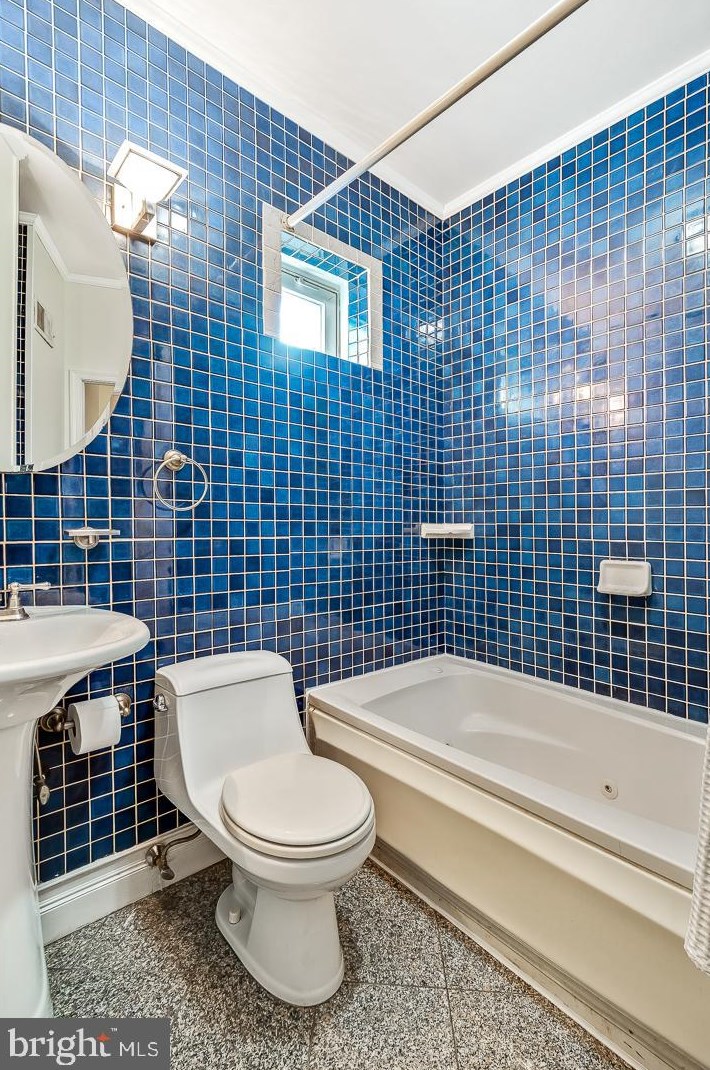 821 Newkirk St, Philadelphia PA 19130-1707 exterior