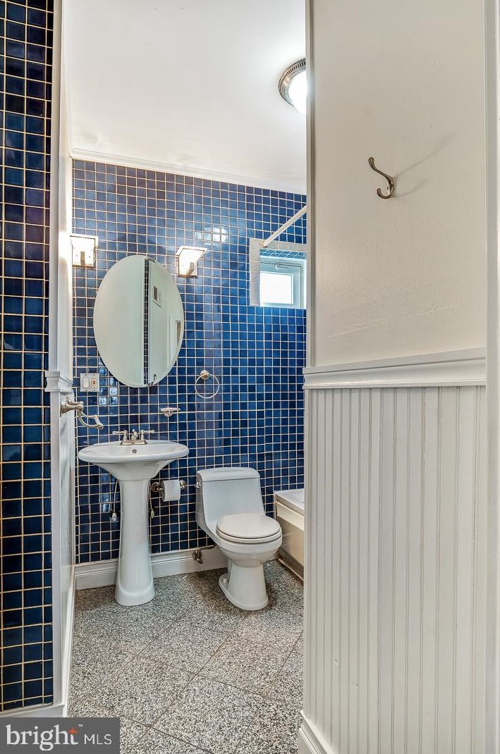 821 Newkirk St, Philadelphia PA 19130-1707 exterior