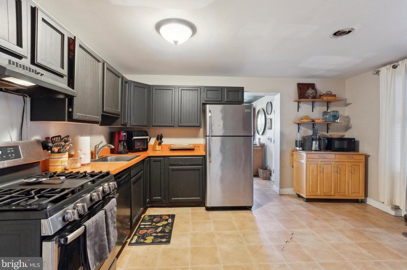 561 Dupont St, Philadelphia PA 19128-2612 exterior