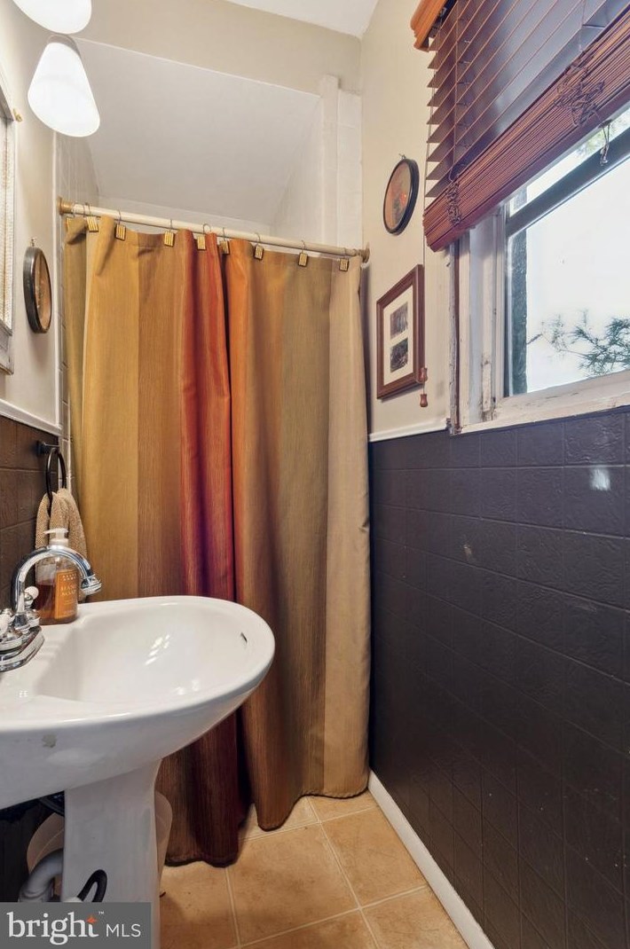 561 Dupont St, Philadelphia PA 19128-2612 exterior