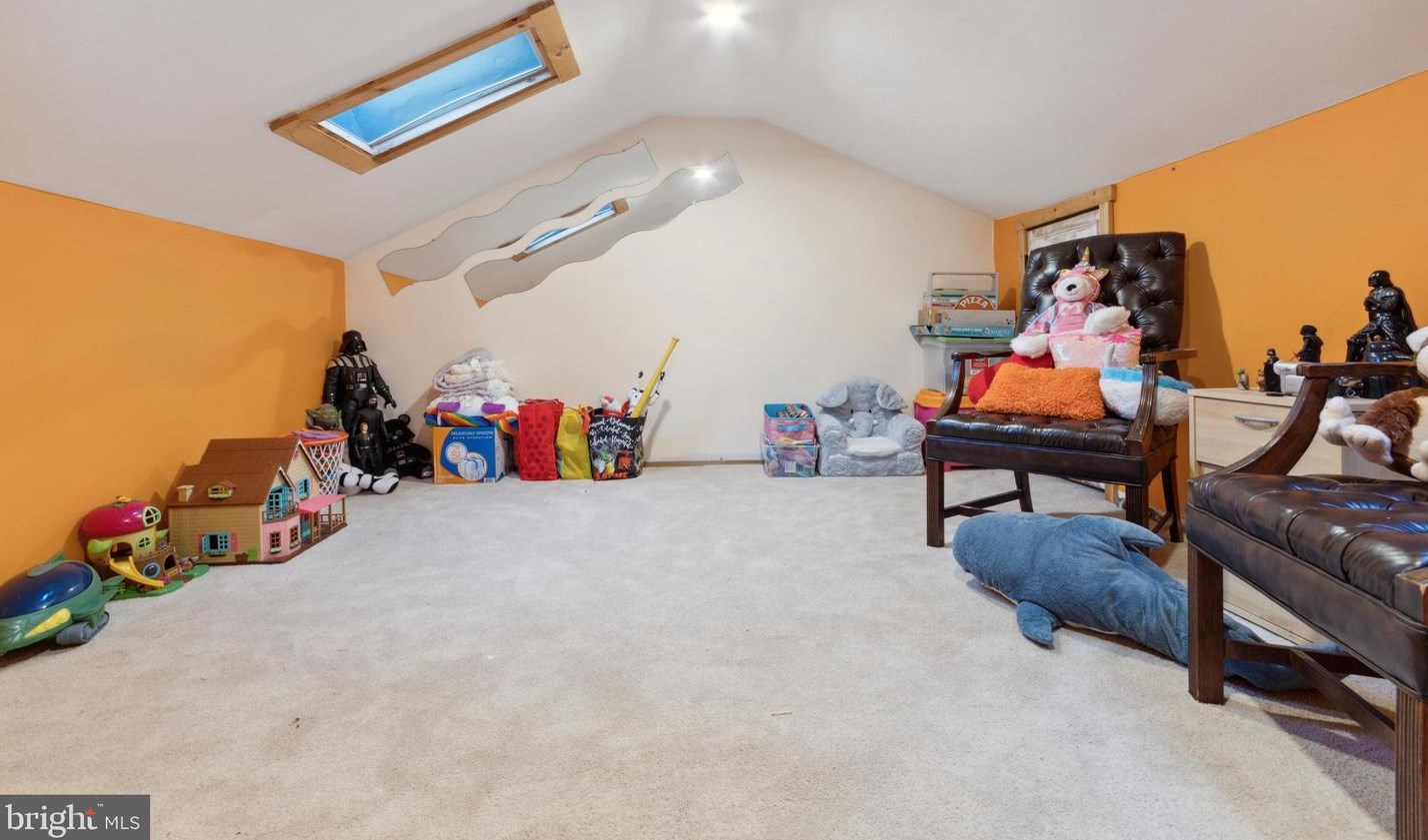 561 Dupont St, Philadelphia PA 19128-2612 exterior