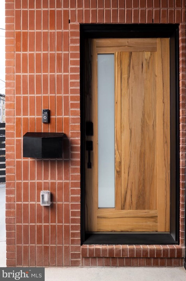 733 Uber St, Philadelphia PA  19130-2015 exterior