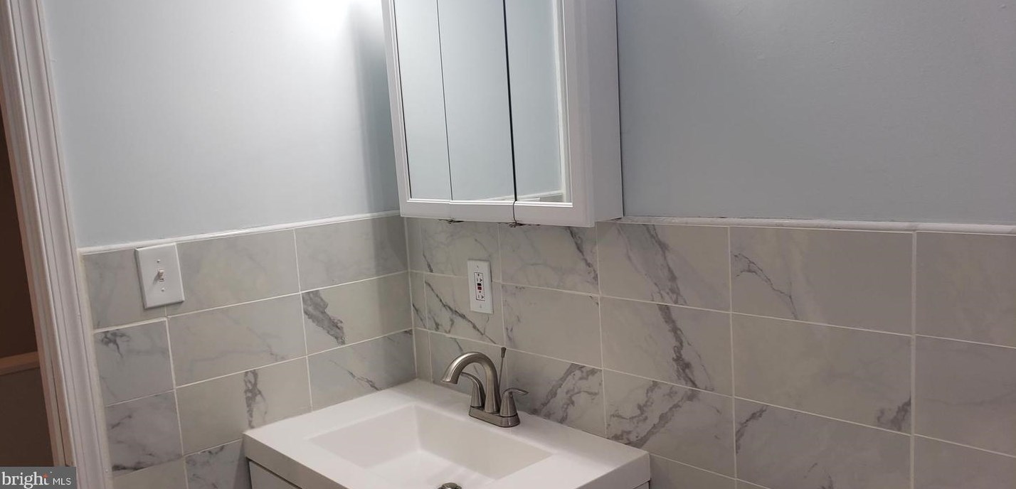 3825 J St, Philadelphia PA  19124-5405 exterior