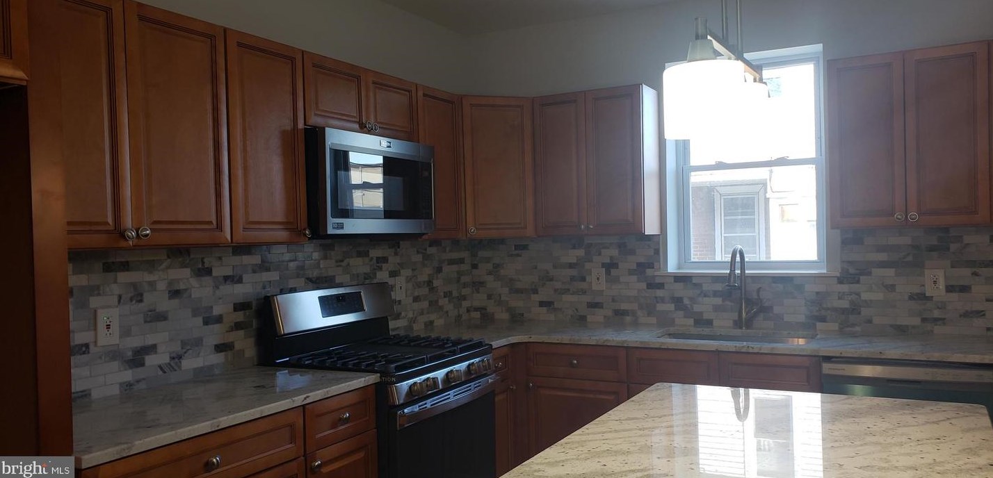 3825 J St, Philadelphia PA  19124-5405 exterior