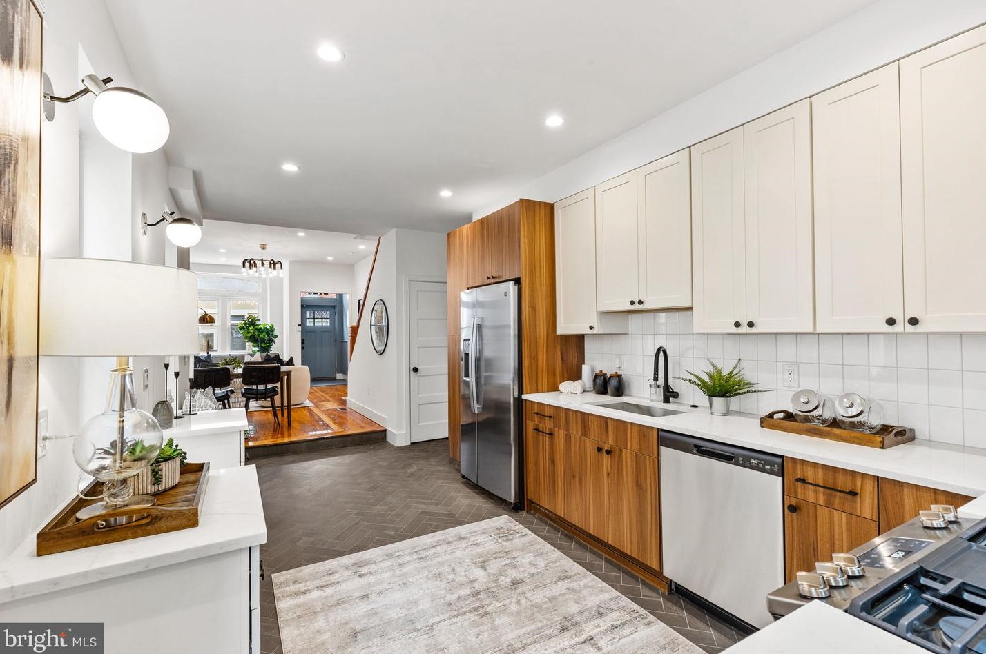 2726 Poplar St, Philadelphia PA  19130-1224 exterior