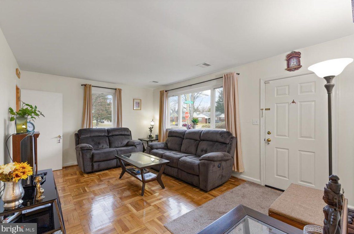 660 Rennard St, Philadelphia PA  19116-2823 exterior