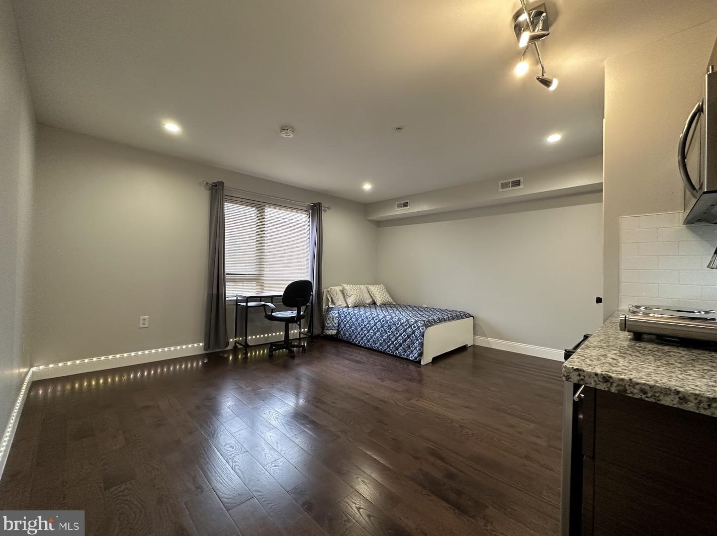 530 Preston St, Philadelphia PA 19104-1563 exterior