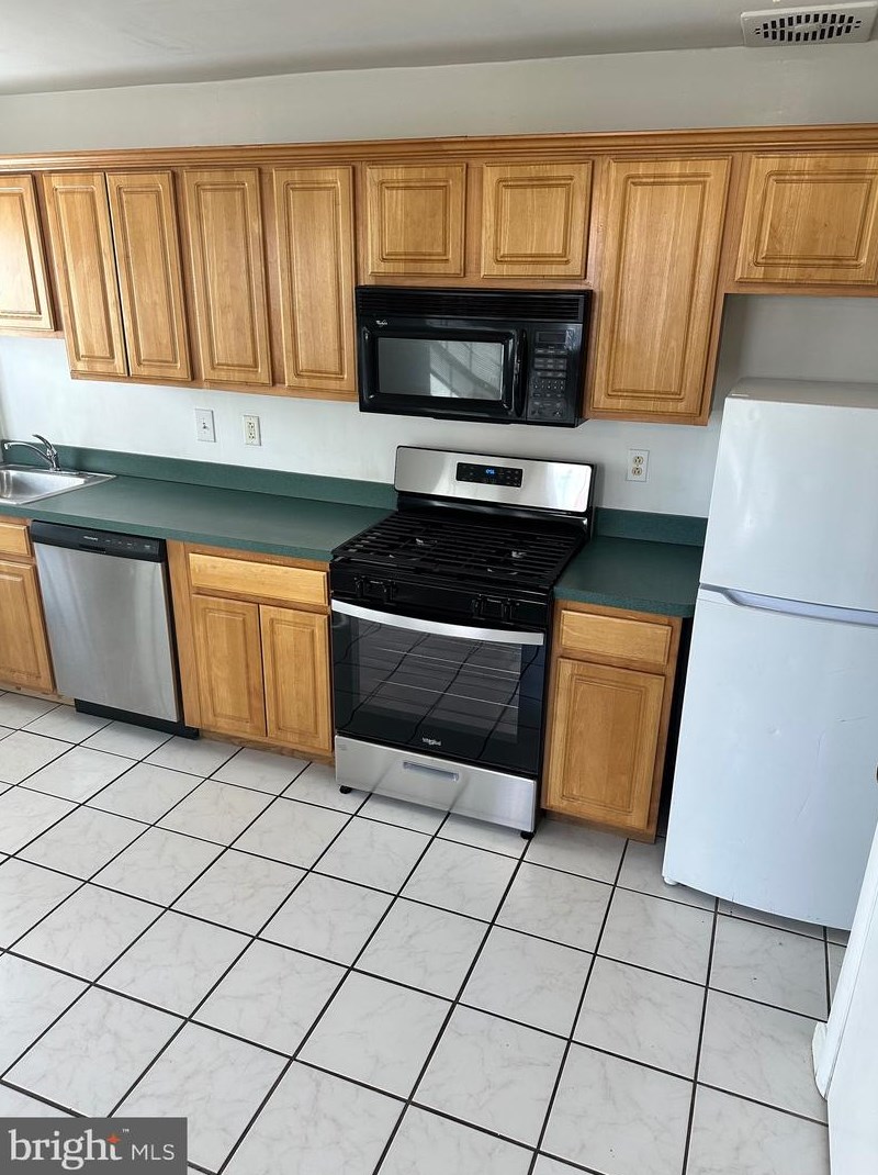497 Kingsley St, Philadelphia PA  19128-3604 exterior